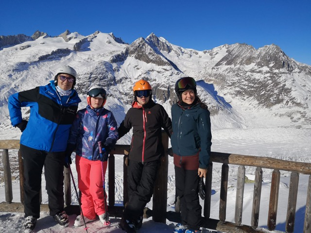 Sarah avec apprentis skieurs